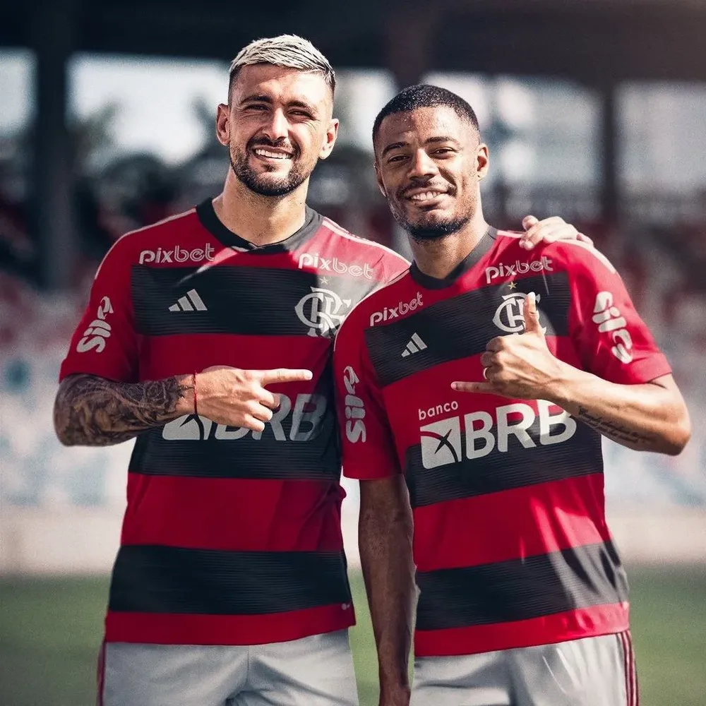 Giorgian De Arrascaeta y Nicolás De la Cruz en Flamengo