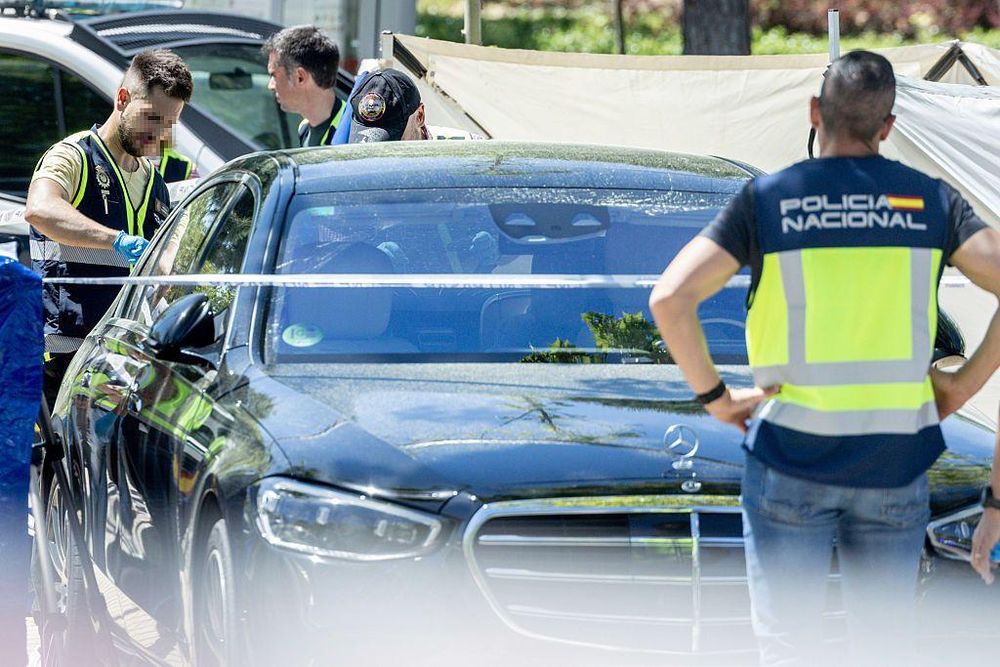 La policía acordonó el vehículo de Portnov tras el suceso.