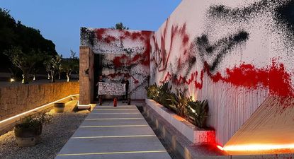 La casa vandalizada de Lionel Messi en Ibiza.