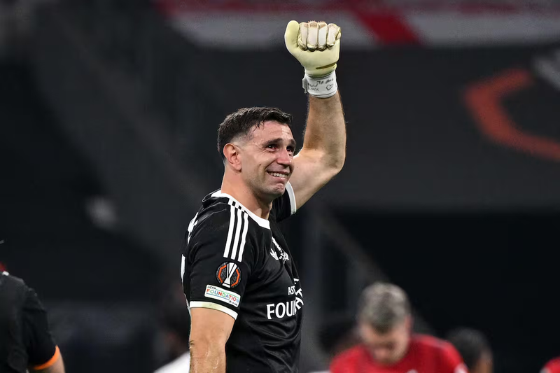Emiliano "Dibu" Martínez, el héroe del Aston Villa que es campeón de la Europa League y ya palpita el Mundial