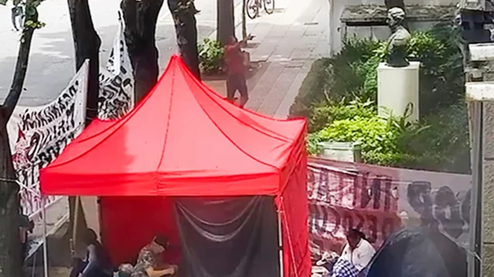 Un hombre atentó contra el despacho de Montenegro el mismo día que el Presidente visitaba la ciudad.