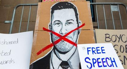 Carteles de apoyo a Jimmy Kimmel fuera de su estudio en Los Ángeles.
