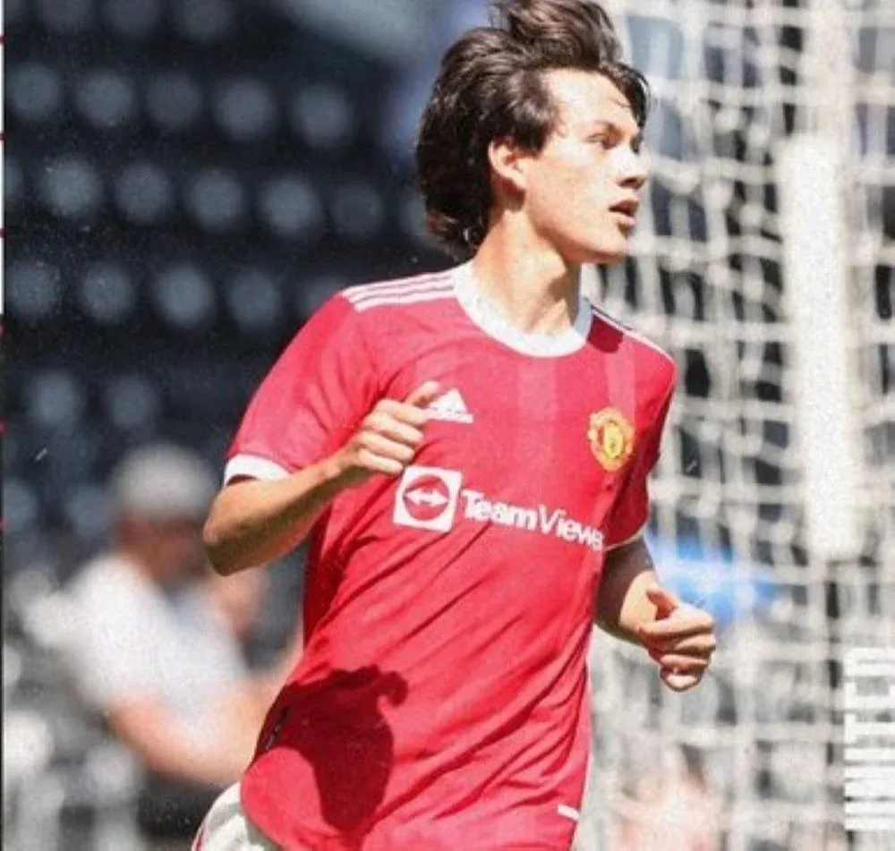 Facundo Pellistri con la nueva camiseta de Manchester United