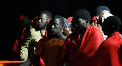 Migrantes esperan para desembarcar de un buque guardacostas español, en el puerto de Arguineguín, en la isla de Gran Canaria