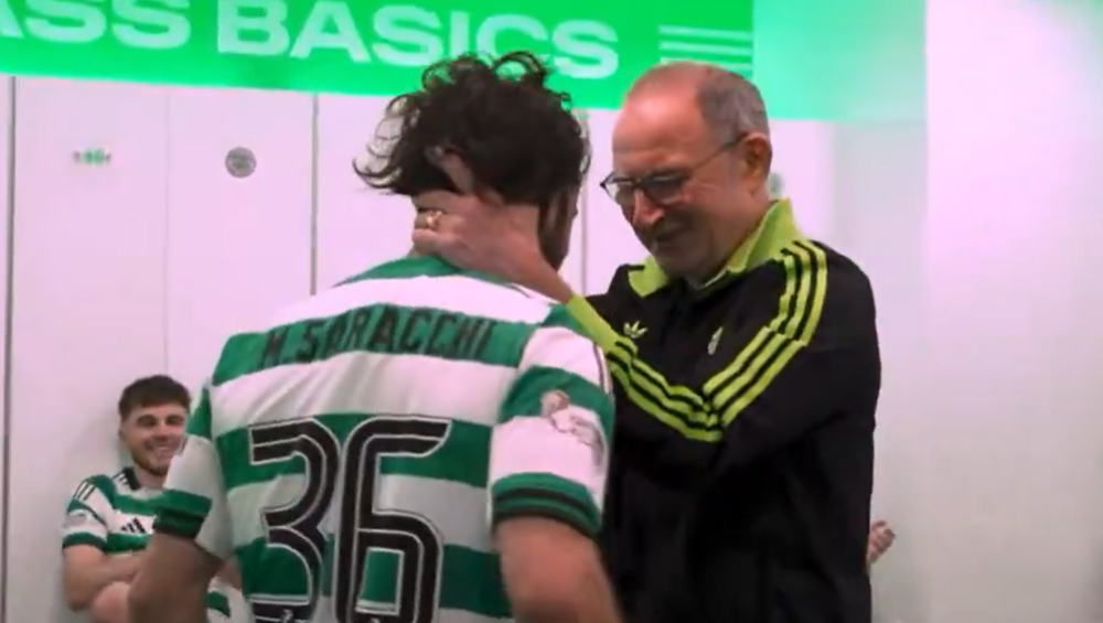 El abrazo especial a Marcelo Saracchi del DT de Celtic