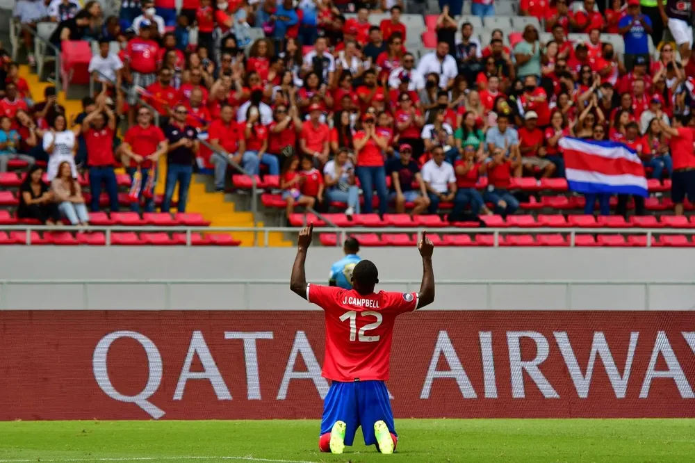 Joel Campbell festeja su gol con su público