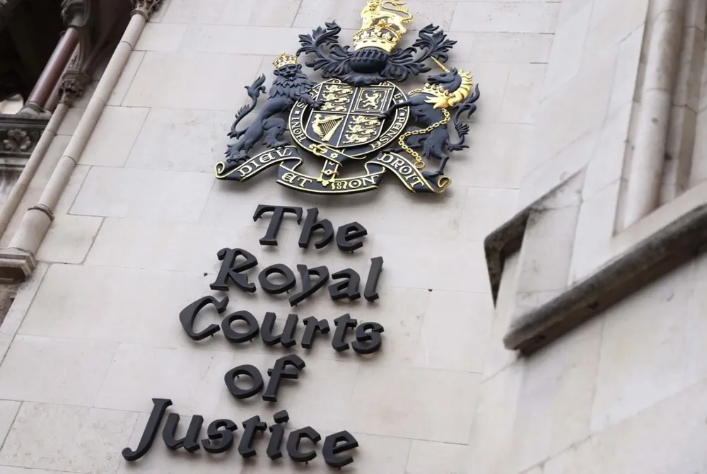 Según aseguró Adam Wolanski, nuevo abogado del rey emérito de España, quien ha cambiado dos veces de gabinete jurídico en lo que va del caso, la danesa reclama £ 126 millones, unos US$ 165 millones, por daños psicológicos.