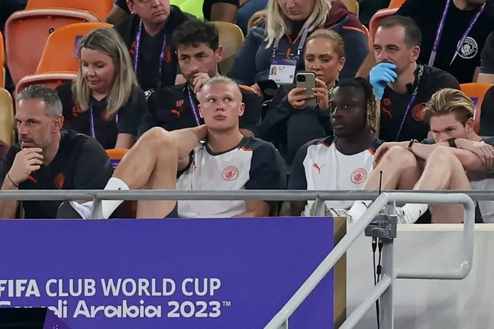 Erling Haaland, Jeremy Doku y Kevin De Bruyne en la platea