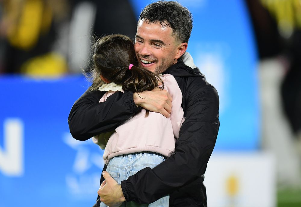 Lucas Hernández celebra con su hija la obtención del Torneo Clausura, tras anotar dos goles