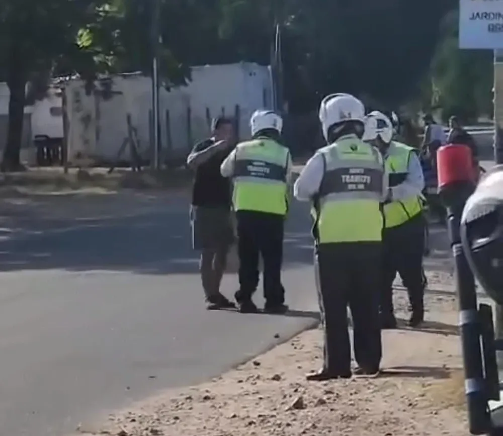 El momento de la agresión al policía de tránsito
