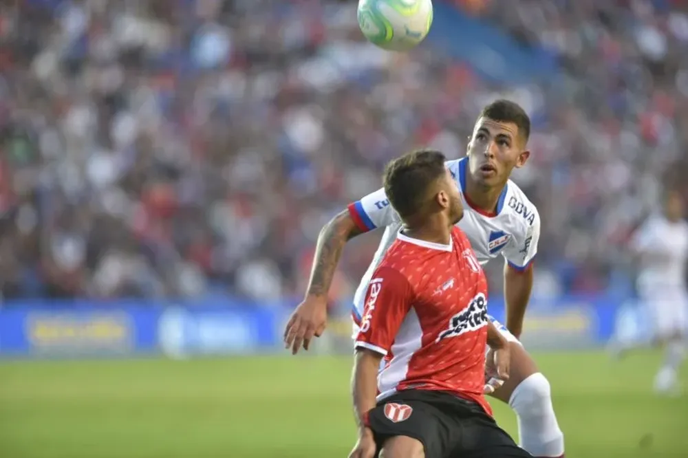 Cristian Oliva en el partido entre River Plate y Nacional
