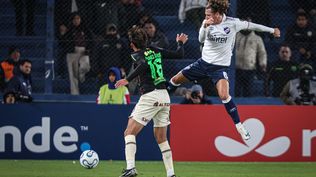 Luciano Boggio de Nacional ante Pérez Guedes de Universitario por Copa Libertadores