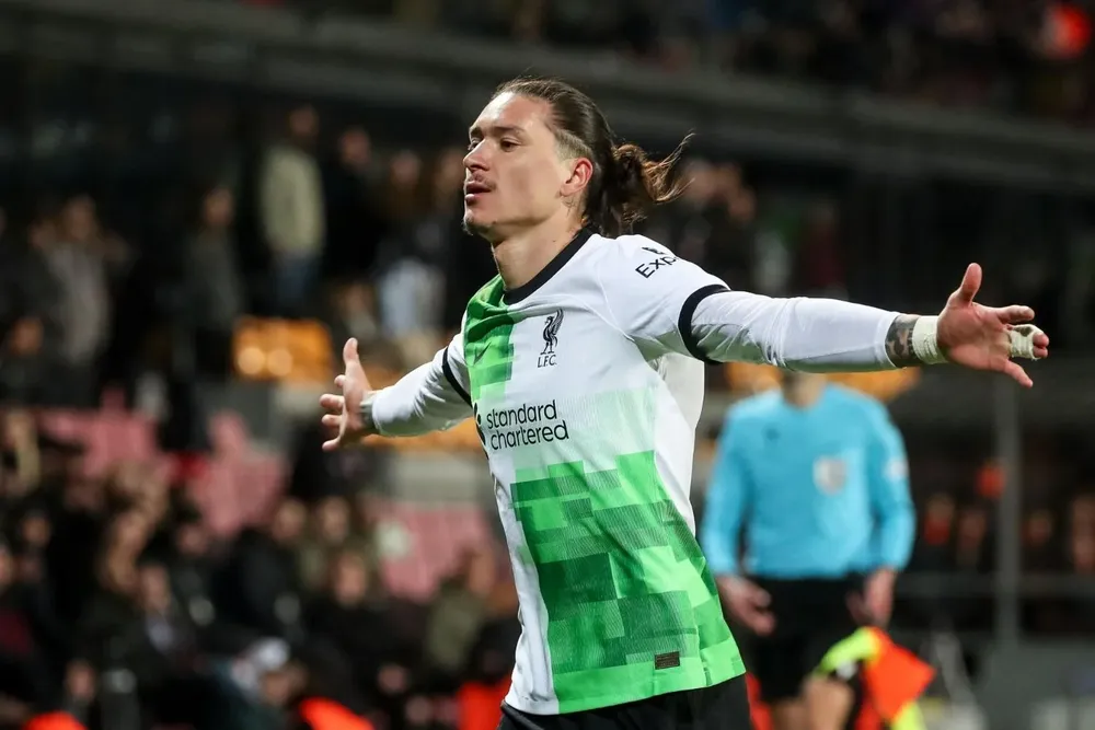 Darwin juega con Liverpool por Europa League