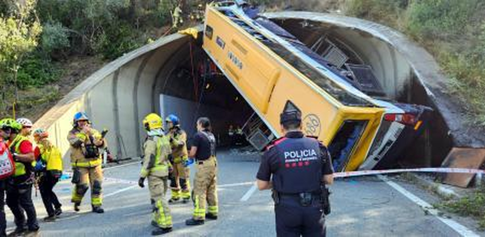 Equipos de emergencia trabajan en el rescate de los heridos.