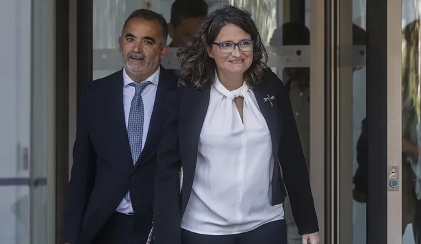 La exvicepresidenta, exportavoz y exconsellera de Igualdad y Políticas, Mónica Oltra y su abogado Miguel Ferrer.