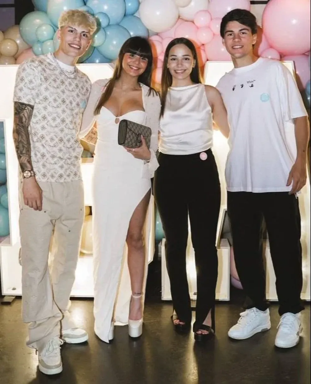 Facundo Pellistri y su pareja, junto a Alejandro Garnacho y su pareja