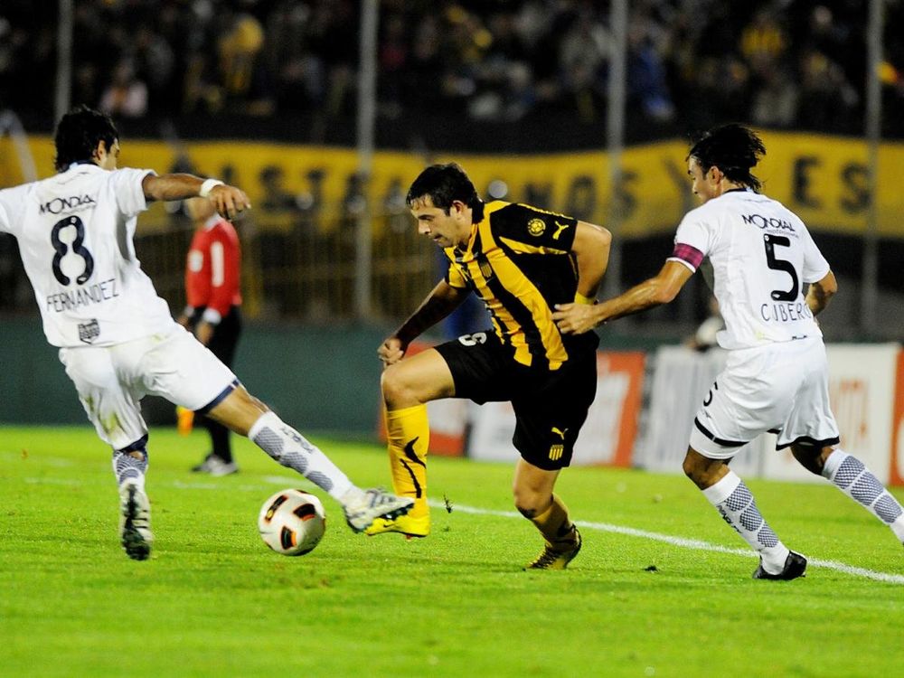 Matías Mier elude a dos volantes de Vélez