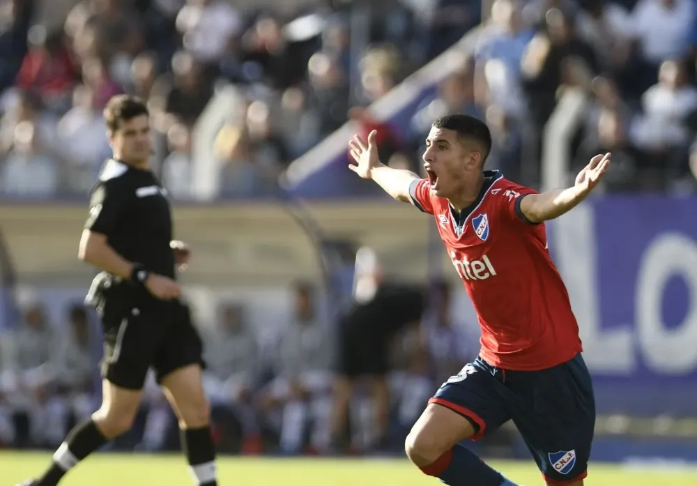 Santiago Rodríguez celebra su gol
