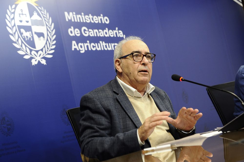 Fratti durante la conferencia en la que hizo los anuncios.