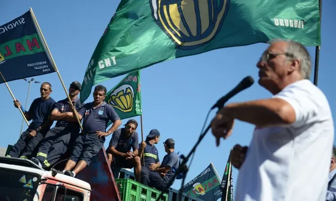 Un conflicto extraño: trabajadores contra el gobierno y empresarios embretados