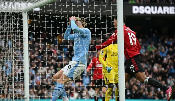 Haaland se toma la cabeza debajo del arco por el gol que erró ante Manchester United
