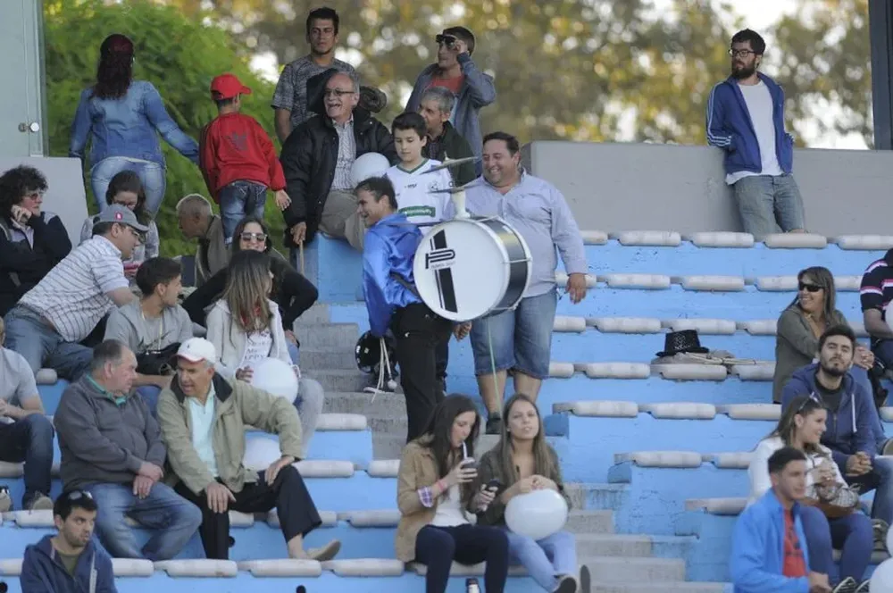 El público del Centenario, previo al inicio del partido entre Plaza y Peñarol, en el Centenario, se deleitó con el particular bombo del ciudadano chileno