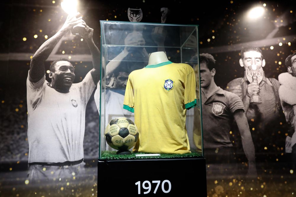 La camiseta del jugador brasileño Jair Ventura Filho ‘Jairzinho’, utilizada durante el mundial 1970, exhibidas en el museo de la Conmebol, en Luque 