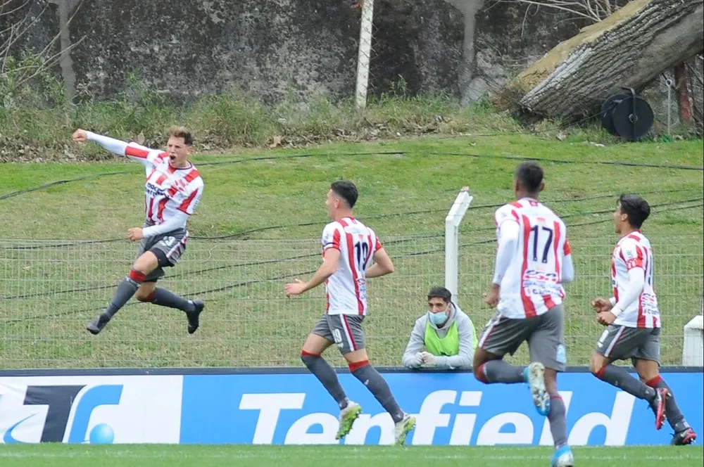 Luciano Boggio celebra su gol ante Nacional
