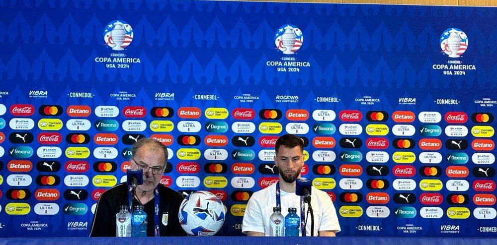 Marcelo Bielsa y Rodrigo Bentancur