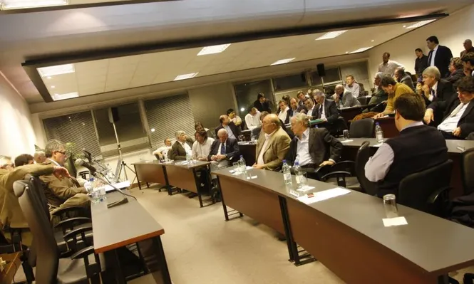 Guerra AUF-Clubes: las cartas empiezan a quedar a la vista