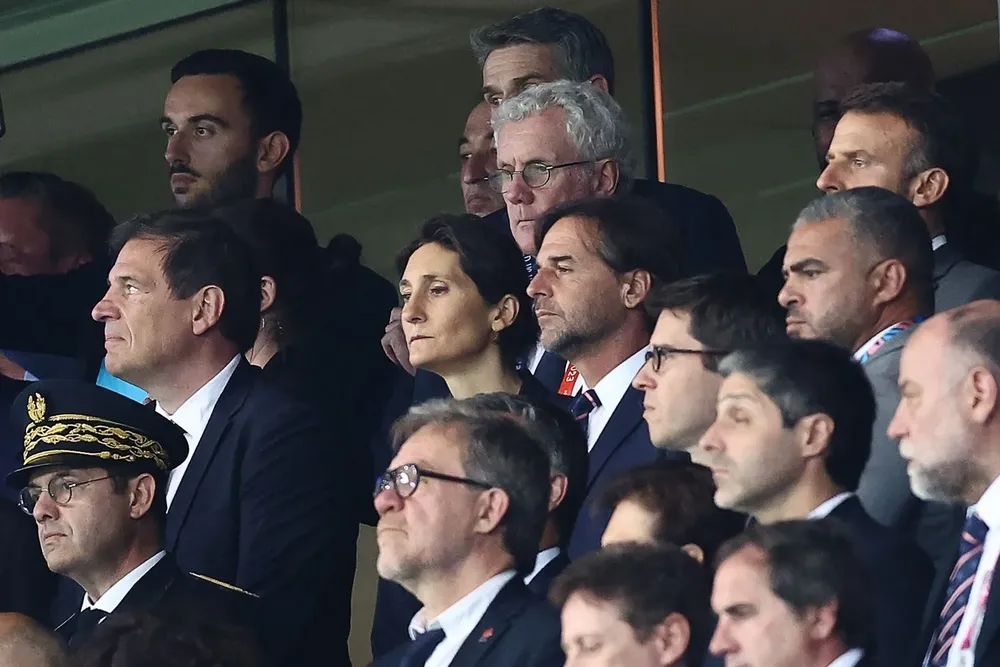 El presidente de la República, Luis Lacalle Pou, en el palco viendo el partido en Lille, Francia