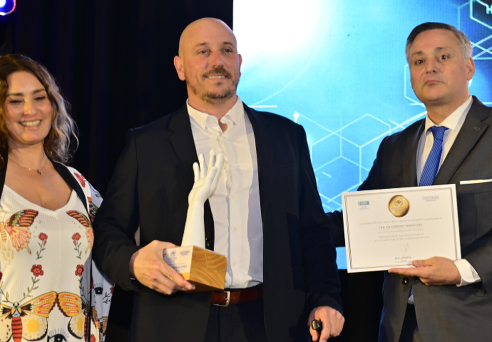 Gonzalo Moratorio con su premio del Reconocimiento a la Ciencia y la Salud del Uruguay
