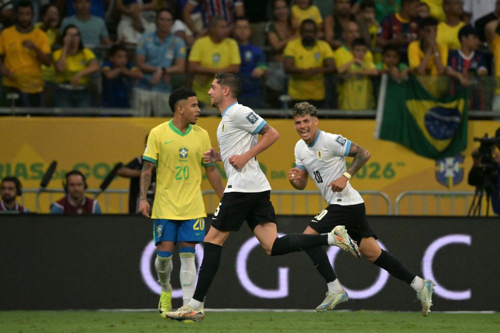 Federico Valverde celebra su gol para la selección de Uruguay ante Brasil junto a Maximiliano Araújo 