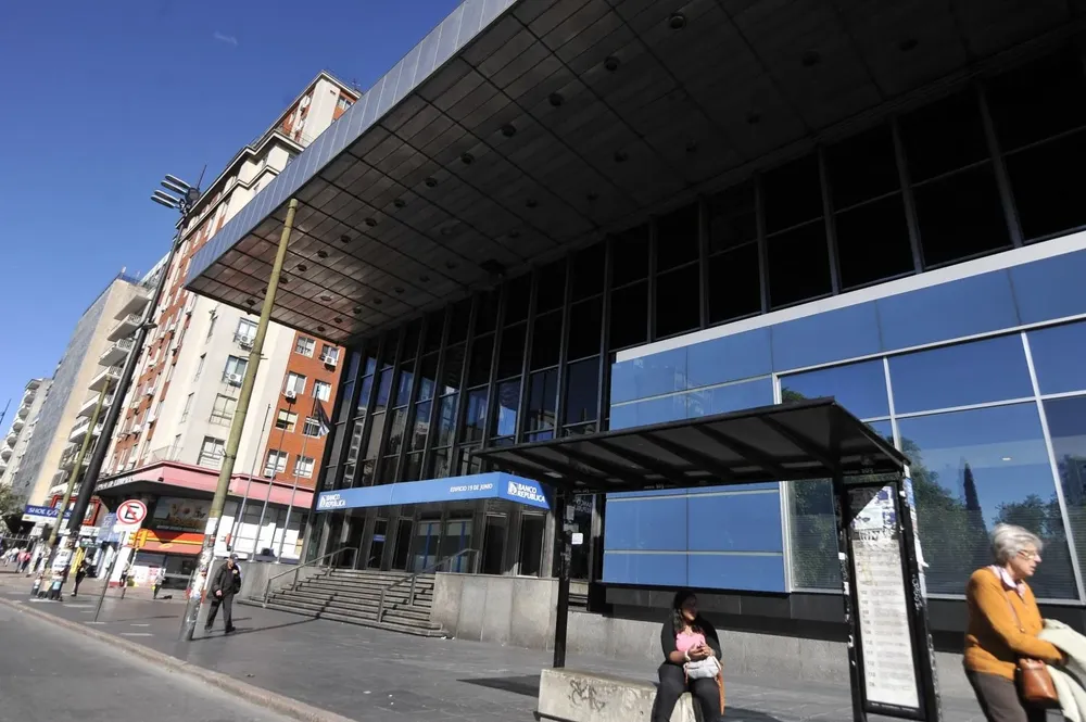 El banco suele recibir una alta demanda durante los primeros días.