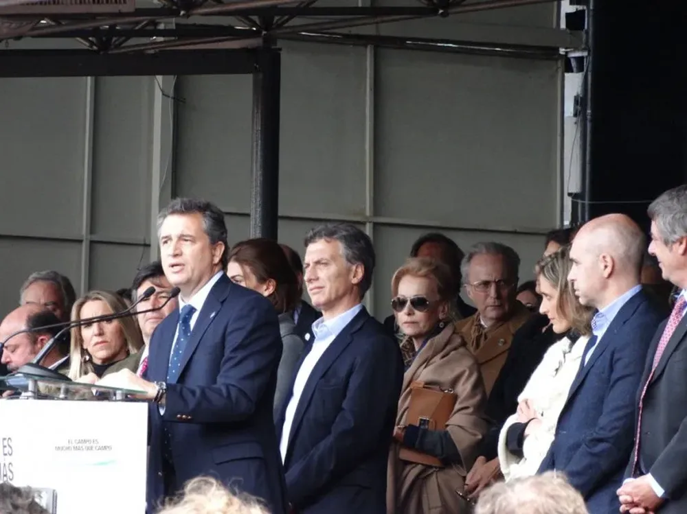 Etchevehere, con Macri a sus espaldas, pronunció un discurso que fue muy aplaudido.