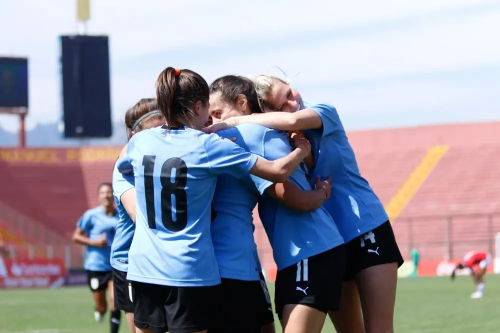 Festejo de uno de los goles de Pizarro frente a Chile