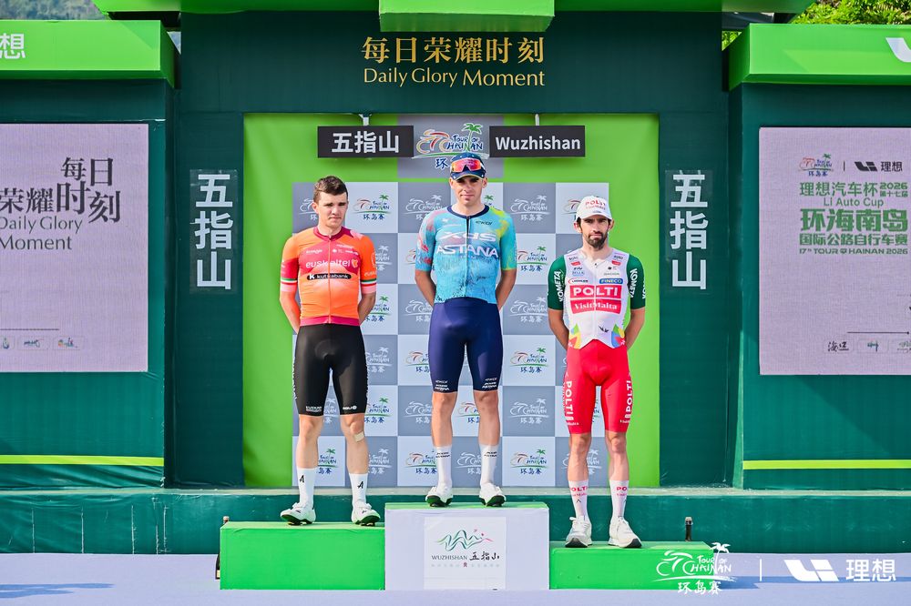 El uruguayo Thomas Silva en el podio en el Tour de Hainan 