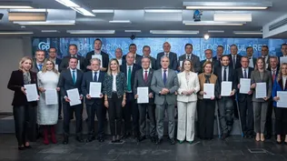 La secretaria general del PP, Cuca Gamarra, y el vicesecretaria de Política Autonómica del PP, Elías Bendodo, en la firma del manifiesto por la igualdad del PP junto a sus presidentes de Diputación.