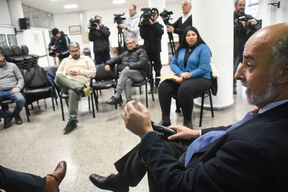 El ministro de Trabajo, Pablo Mieres, explicando el anteproyecto ante el PIT-CNT.