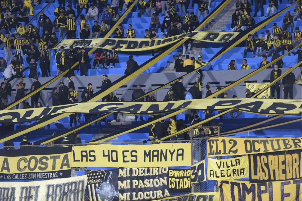 Hinchas de Peñarol en el Centenario