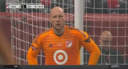 Brad Guzan, el arquero que habló con los comentaristas en pleno partido