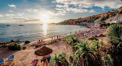 España vuelve a recibir más turistas rusos después de que la invasión a Ucrania en 2022 hiciera que esos flujos se hundieran. Europa canceló el acuerdo que permitía a los ciudadanos rusos viajar sin visa e impuso sanciones al sector de la aviación. Pero en 2024, pese a que el conflicto estaba lejos de resolverse, los turistas empezaron a llegar de vuelta.&nbsp;