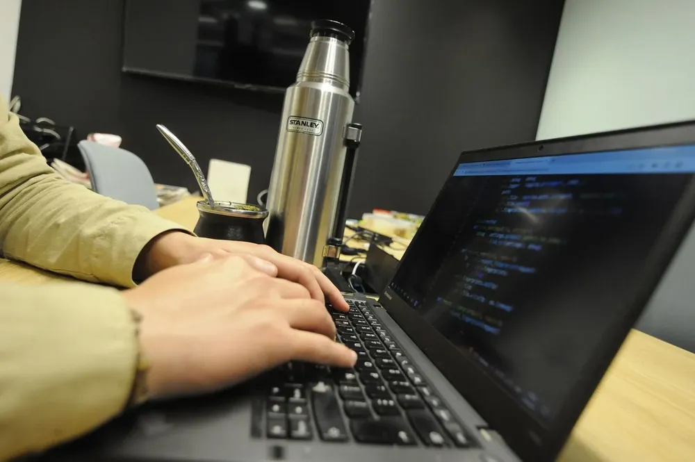 El teletrabajo tuvo un impulso por la pandemia de covi-19; hoy varios países del mundo apuestan por ser la casa de los nómades digitales, al menos, por un tiempo prolongado.