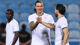 Darwin Núñez felicita al español Óscar Rodríguez por su gol para la victoria de Al-Diriyah