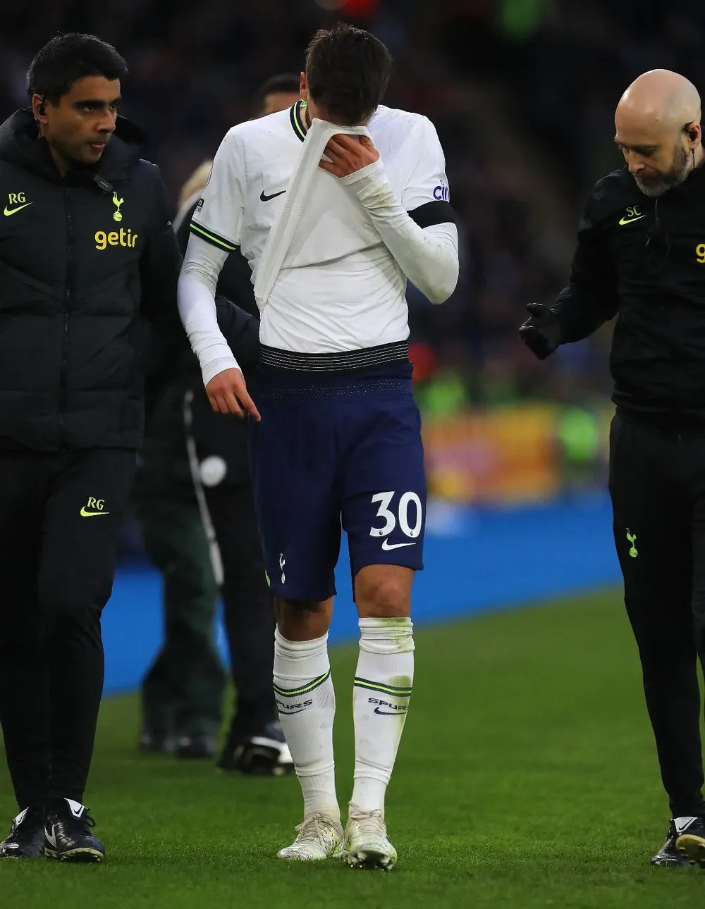 Así se retiró Bentancur de la cancha tras su lesión