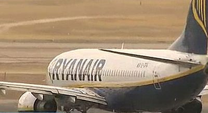 Un avión de Ryanair debió aterrizar de emergencia y causó heridas a nueve personas-