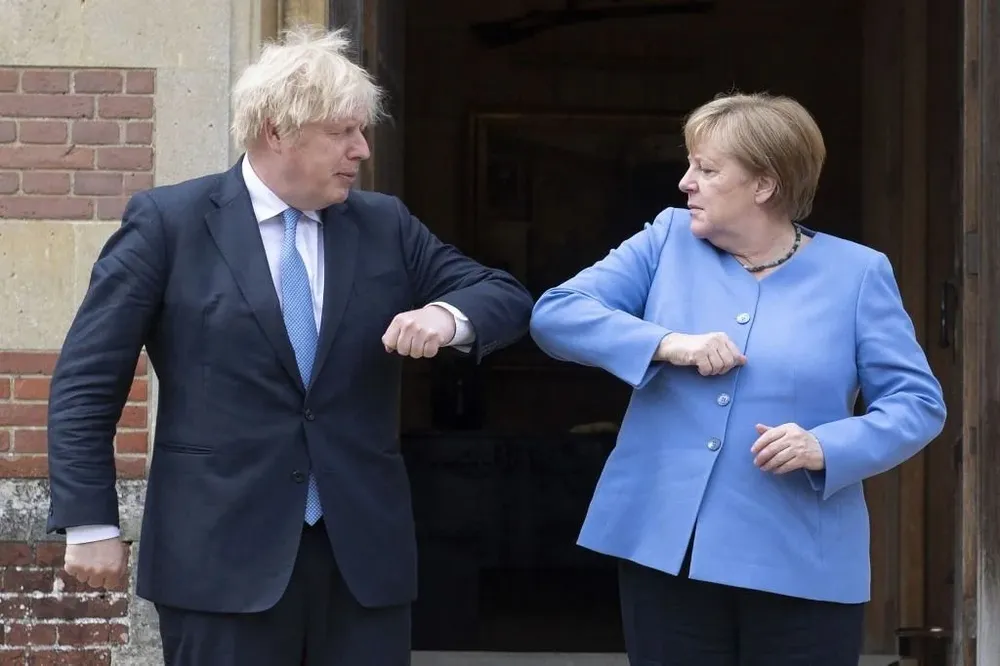 A la izquierda el primer ministro del Reino Unido, Boris Johnson. A la derecha la canciller alemana, Angela Merkel