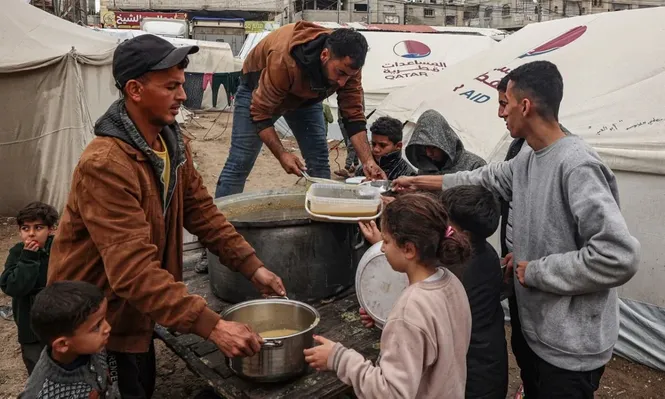 Voluntarios distribuyen alimentos en Rafah en medio de una situación desesperante.