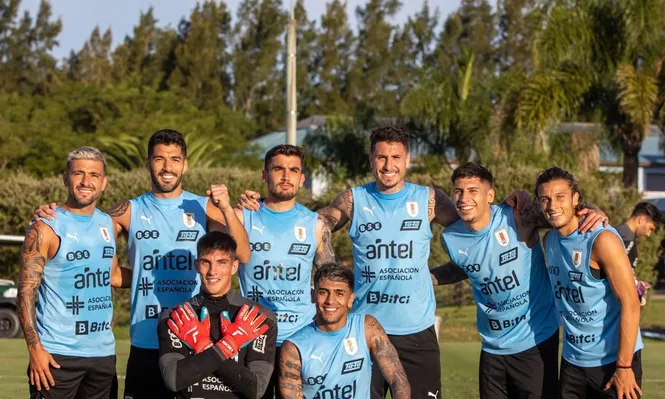Giorgian De Arrascaeta, Luis Suárez, Mauro Arambarri, José María Giménez, Mathías Olivera, Agustín Canobbio, Sergio Rochet y Facundo Torres en la práctica de Uruguay