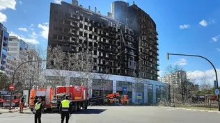 Aspecto del edificio incendiado en Valencia, este viernes, en el barrio valenciano de Campanar.